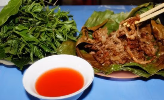  Nem được ăn kèm với lá đinh lăng cùng nước chấm chua, ngọt, tạo nên vị đặc trưng riêng chỉ có ở Lạng Sơn. Ngày lạnh được nhâm nhi nem nướng cùng ly rượu Mẫu Sơn thì không gì bằng. 