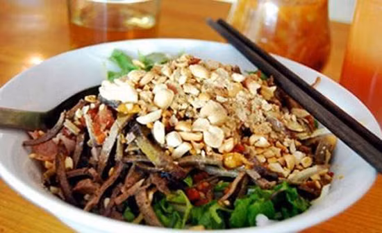 Phở chua: Phở chua gồm bánh phở, khoai lang thái chỉ chiên giòn, xúng xàng, gan lợn, thịt gà xé, hành phi, lạc rang, dưa chuột, lạp sườn… Phần nước dùng hay được gọi là nước lèo vừa có vị ngậy của mỡ vịt, vừa thơm phức nhờ những gia vị ướp thịt trước khi quay.