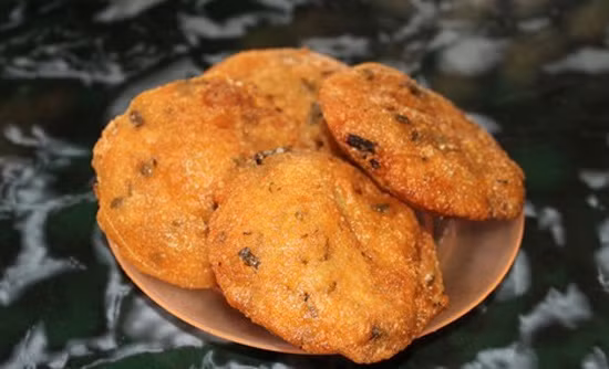 Bánh áp chao: Đây là loại bánh với vỏ được chế biến từ gạo nếp và gạo tẻ giòn thơm như bánh rán và ẩn bên trong nhân bánh chính là vịt chao nổi tiếng của người Lạng Sơn.