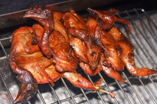 Nhưng thú vị nhất phải kể đến món chim cút nướng nóng hổi, thổi ăn liền tay mà chủ quán vừa mới nướng xong, đang còn xèo xèo mỡ. 