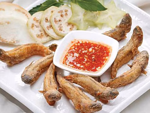  Cá bống con nhỏ bằng hai ngón tay được rửa sạch, chế biến đơn giản bằng cách chiên giòn chấm với nước mắm tỏi ớt đã thấy rất thú vị. 