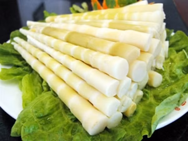 Măng rừng: Măng vùng Tam Đảo chủ yếu là loại măng sặt, măng nứa. Măng lấy về, bóc vỏ, luộc qua rồi ngâm nước muối. Khi ăn, người ta chỉ cần luộc lại, chấm với mắm tôm, chanh ớt là thấy đủ vị giòn tan, chẳng đắng mà ngọt thanh của măng Tam Đảo. 