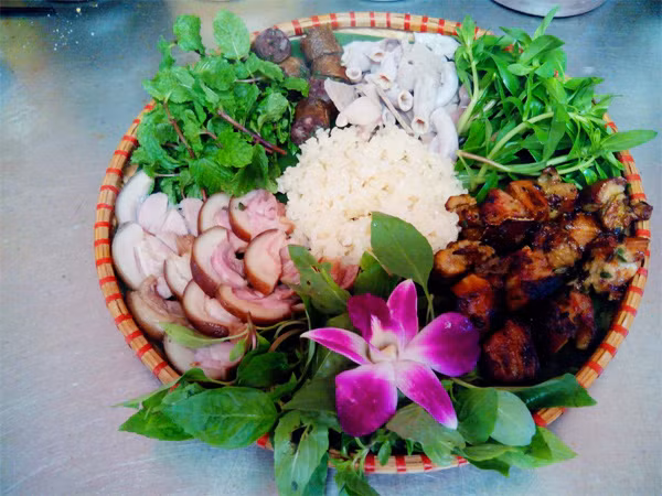  Lợn mán đặc sản Tam Đảo đích thị giống heo rừng lớn tự nhiên bằng rau củ rễ trong rừng nên thịt rất nạc và chắc. 