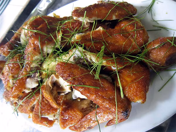 Du khách lên Tam Đảo sẽ thấy rất nhiều quán ăn có món gà đặc trưng này và không ai phải thất vọng 