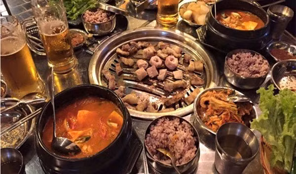 Miếng thịt được tẩm ướp đậm vị, ăn hợp miệng cộng với không gian đẹp tạo nên những nét đặc biệt khó quên. Giá từ 200.000 đồng một combo.