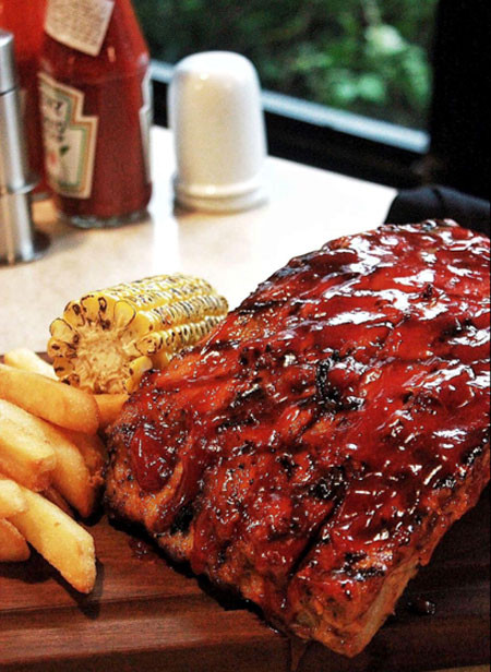 Ngoài ra, Cowboy Jack's còn có món sườn nướng thơm ngon ăn kèm khoai tây chiên.