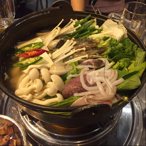 Lẩu kim chi hải sản Hàn Quốc tại K-Pub, tầng 4 Vincom Hải Phòng. Nồi lẩu đầy đặn cả rau và hải sản tươi, thích hợp để ăn ngày lạnh trời, giá cho một nồi khoảng 200.000 đồng.