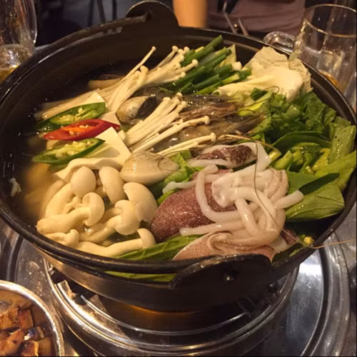 Lẩu kim chi hải sản Hàn Quốc tại K-Pub, tầng 4 Vincom Hải Phòng. Nồi lẩu đầy đặn cả rau và hải sản tươi, thích hợp để ăn ngày lạnh trời, giá cho một nồi khoảng 200.000 đồng.