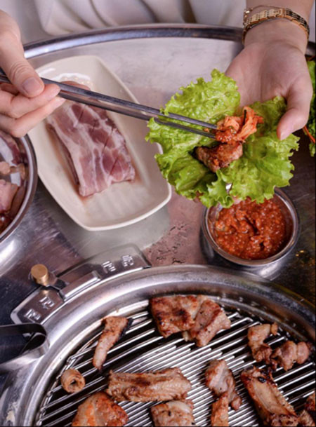 Thịt nướng Hàn Quốc tại K-Pub, tầng 4 Vincom Hải Phòng. Thịt tại đây được chế biến đúng phong cách Hàn, không gian quán trang trí lung linh và lãng mạn. 