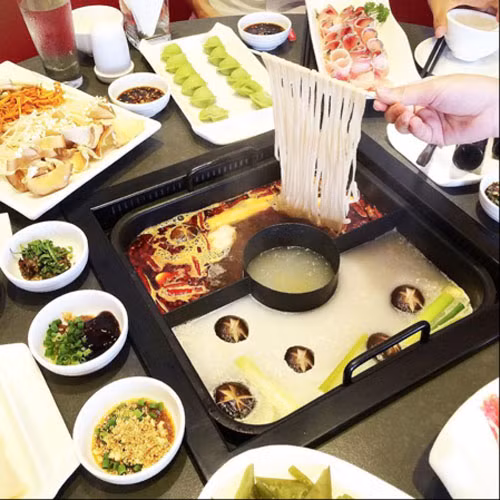 Lẩu Hong Kong tại Hutong, tầng 1 Vincom Hải Phòng với nước lẩu ăn lạ miệng. Có 4 loại để bạn chọn gồm canh cay Hong Kong, canh trường thọ trắng sữa, canh sâm bổ dưỡng, canh màn thầu thanh mát. 