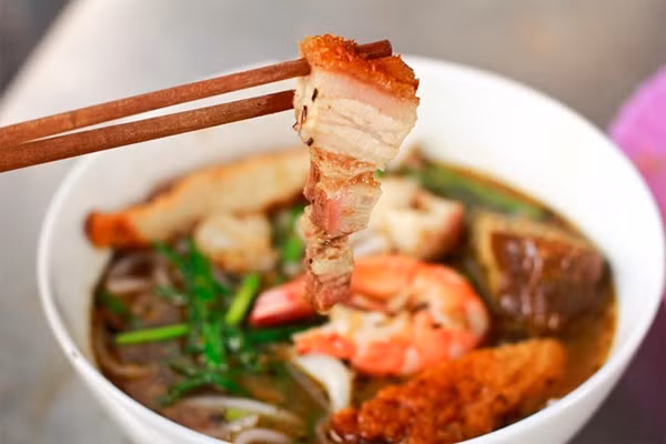 Bún mắm: Điểm hấp dẫn của món bún này là hương thơm đậm của mắm cá, hải sản tươi ngon và rau sống đặc trưng. Ảnh: Cương85.