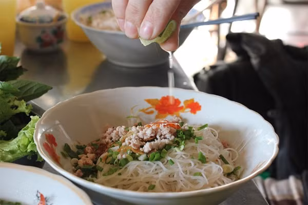 Hủ tiếu Nam Vang có nguồn gốc từ Campuchia nhưng lại được người Sài thành yêu thích. Sự hấp dẫn của món ăn này đến từ vị ngọt thanh của xương ống, lòng heo, tôm, trứng cút, thịt bằm... Ảnh: Eatfoodvietnam.