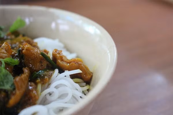 "Chúng tôi phải rửa lòng với muối, nước cốt chanh và rượu trắng cùng một số loại gia vị gia truyền mới được như thế", anh Bùi Vũ, chủ quán chia sẻ.