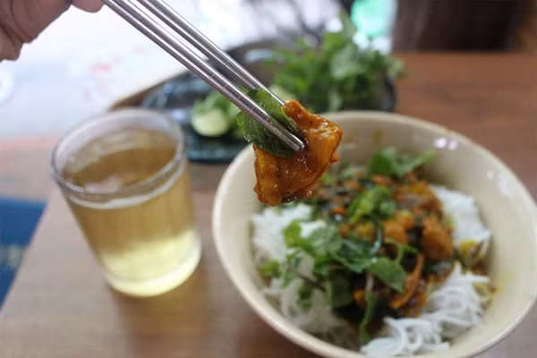 Công đoạn gọt, đập nhỏ nghệ, xào cùng lòng cũng mất không ít thời gian. Đây cũng là nguyên nhân của việc quán chỉ phục vụ 15 phần bún lòng xào nghệ một ngày