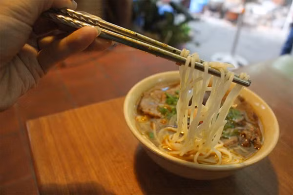 Nếu lòng xào nghệ có thể ăn vào mọi thời điểm trong ngày, bún bò ăn ngon nhất vào buổi sáng. 