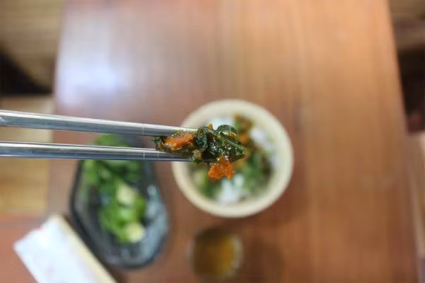 "Món ăn này tại quê, bún được cho vào chảo, xào chung với lòng, nghệ chứ không để riêng". 