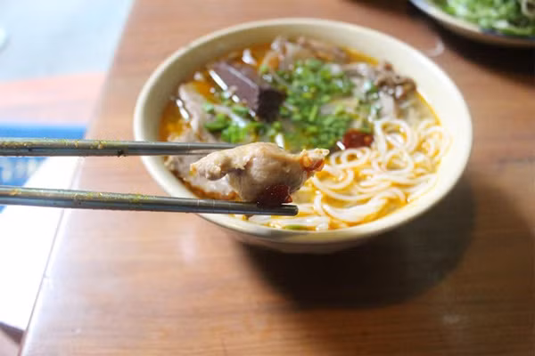 Khi đó, nồi nước lèo vừa nấu chín tới, các loại gia vị vẫn tươi nguyên. 