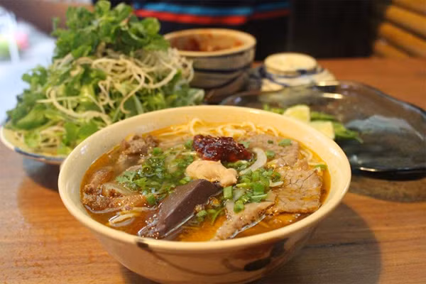 Bún bò Đà Nẵng cũng là món được thực khách hâm mộ.