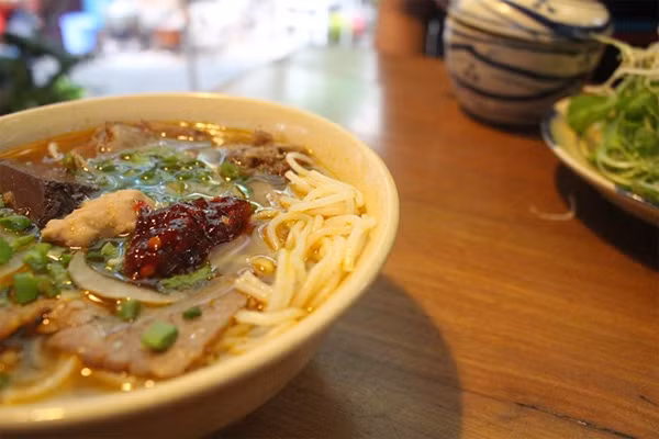 Điểm khác nhau giữa bún bò Đà Nẵng với bún bò Huế là cọng bún nhỏ, miếng chả (bò) tươi và miếng huyết.