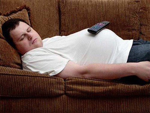 4. Ngủ không ngon giấc. Một giấc ngủ đêm tốt là rất quan trọng đối với thận. Sự gián đoạn giấc ngủ mãn tính có thể gây ra bệnh thận do ảnh hưởng trực tiếp đến các mô thận. Bạn nên ngủ đủ 8 tiếng mỗi đêm để tốt cho thận của mình.