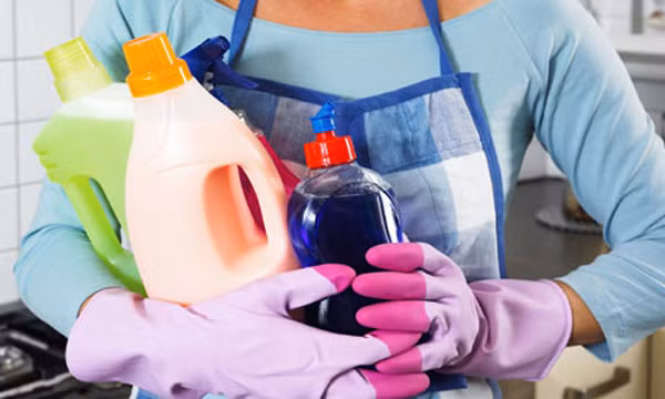  Tiếp xúc với hóa chất. Bên cạnh thói quen hút thuốc lá, các nhà khoa học khẳng định tiếp xúc với hóa chất độc hại như thuốc nhuộm aniline, amiang, benzen, cadmium… cũng làm tăng khả năng mắc bệnh.