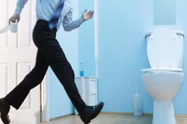 6. Nhịn tiểu. Giữ lại nước tiểu trong bàng quang (nhịn tiểu) là một thói quen hại thận khủng khiếp vì nó làm tăng áp lực nước tiểu ở thận và dẫn đến suy thận, thận hỏng, thận yếu.