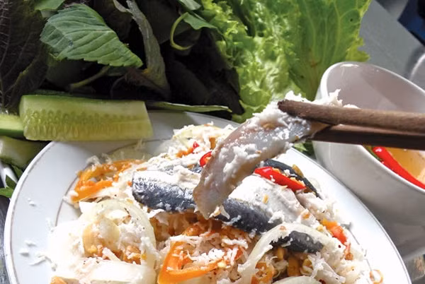 Gỏi cá bỗng sông Lô. Cá bỗng để chế biến món gỏi phải là cá nuôi được 1,5-2 năm, trọng lượng đạt 2,5-3kg, thịt chắc. Gỏi cá Tuyên Quang không dùng thính gạo mà dùng chính xương cá băm nhỏ rang vàng, cán mịn rồi trộn đều với lạc rang giã rối, ăn cùng những lát cá thái mỏng kèm theo gia vị, rau thơm và các loại lá rừng nước sốt gia vị sánh ngọt hấp dẫn, thích thú vô cùng.