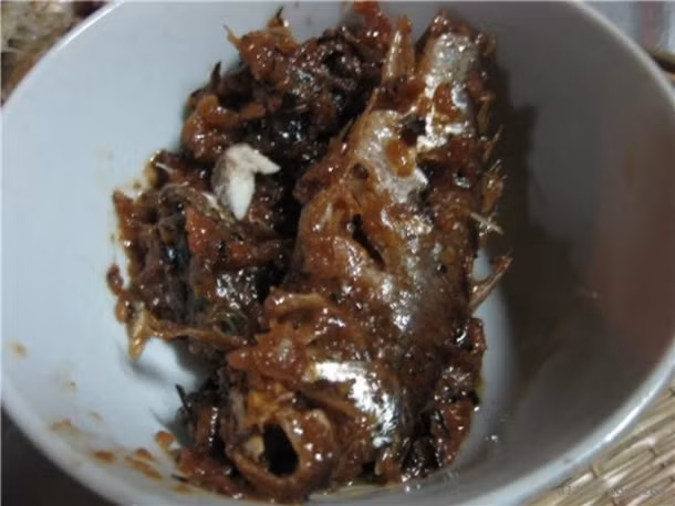 Mắm cá ruộng Chiêm Hóa. Đây vừa là món ăn truyền thống, cũng vừa là một vị thuốc độc đáo của đồng bào dân tộc Tày từ bao đời nay. Để có hũ mắm cá thơm ngon tuyệt hảo, bà con dân tộc Tày nơi đây đã phải mất đúng 13 tháng trời: Nuôi cá ở ruộng 3 tháng, ủ men làm mắm 10 tháng. Hương vị đặc trưng của thứ đặc sản này khiến cho ai đã từng một lần thưởng thức sẽ khó quên.