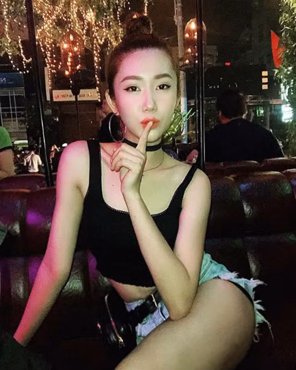 Thúy Ngân mặc quần shorts siêu ngắn lộ cả đồ trong khi đi “quẩy”. Ảnh: vietgiaitri.