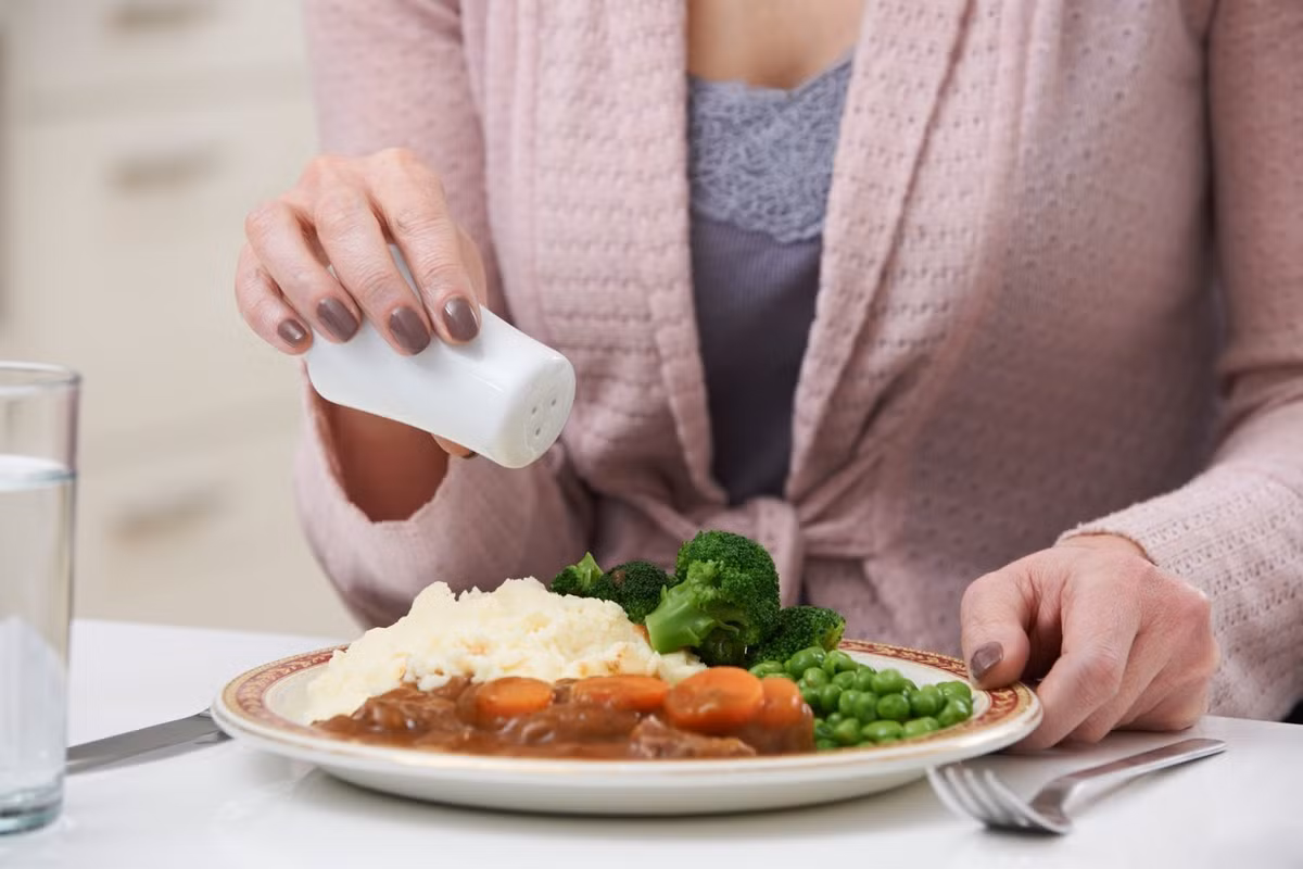 Người bị bệnh tim mạch nên tránh ăn thực phẩm chứa hàm lượng natri cao bởi nó có thể khiến tăng huyết áp và tăng nguy cơ bị đau tim, đột quỵ. Ảnh: nld.