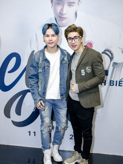 Hoàng Tôn xuất hiện với mái tóc màu xanh xám trong một sự kiện họp báo âm nhạc. Ảnh: saostar.