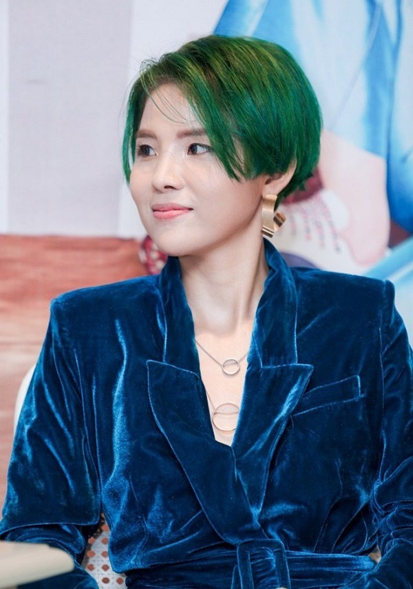 Vũ Cát Tường khiến fan đứng ngồi không yên khi xuất hiện với mái tóc màu xanh lá nổi bần bật. Ảnh: vietgiaitri.