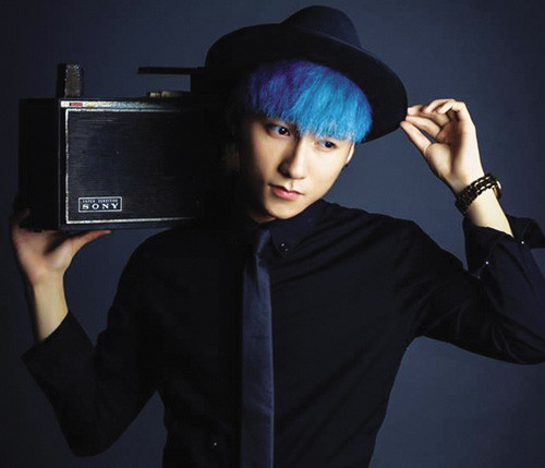 Sơn Tùng M-TP gây sốt một thời với mái tóc màu xanh nước biển nổi bần bần bật. Ảnh: ngoisao.