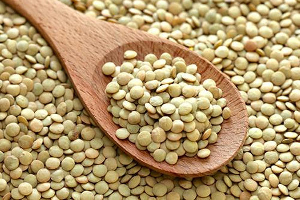 Đậu lăng chứa nhiều protein, chất xơ và sắt, giúp làm giảm nguy cơ vô sinh. Ảnh: chobonmua.