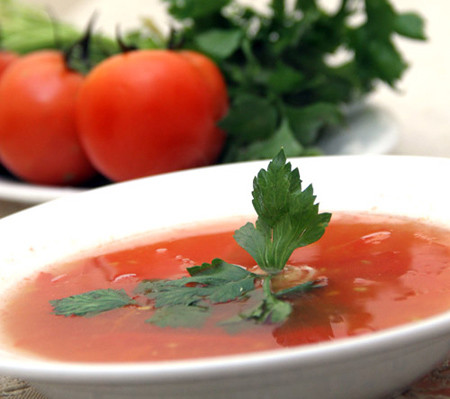 Khi cà chua được nấu chín, cơ thể sẽ dễ dàng hấp thụ được hoạt chất lycopene hơn. Ảnh: giadinh.