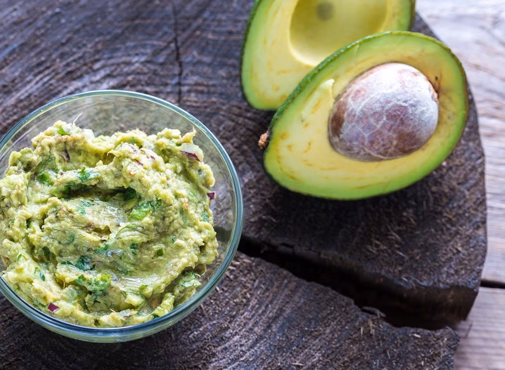 Bơ là loại trái cây giàu chất béo thực vật và các chất chống oxy hóa. Tuy nhiên, khi cơ thể đang có bệnh và dạ dày không khỏe thì hàm lượng chất béo cao có thể gây khó tiêu.