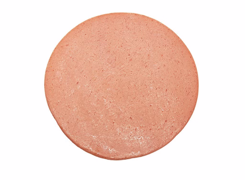 Các loại thịt chế biến như xúc xích, thịt xông khói chứa hàm lượng natri cao có thể dẫn đến mất nước trong thời gian bị bệnh.