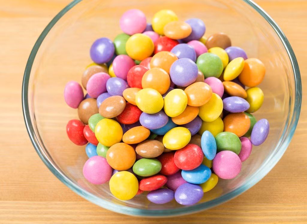 Nếu bạn bị ốm, hãy tránh xa kẹo bởi kẹo chứa nhiều đường, có thể làm suy yếu việc sản xuất các tế bào bạch cầu chống nhiễm trùng.