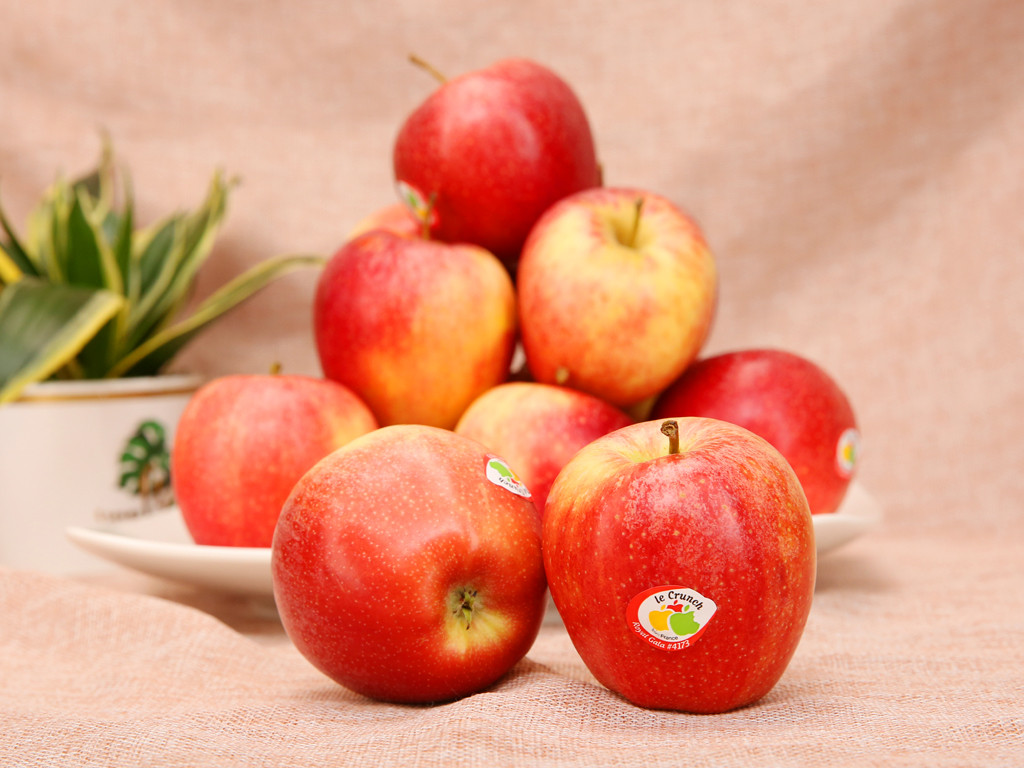 Trong khi đó, táo lại thường bị dùng chất hóa học nhuộm màu. Ảnh: tgdd.