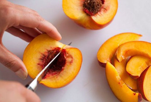 Trong khi với đào trắng, người ta cho ngâm lưu huỳnh, sau khi loại bỏ chắc chắn còn dư oxit lưu huỳnh. Ảnh: kidsplaza.