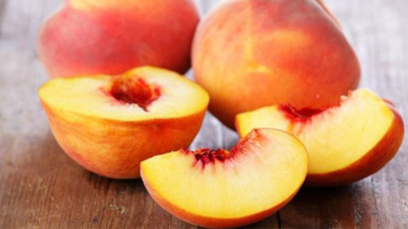 Với đào giòn, người ta cho chín 5 phần, ngâm phèn, chất làm ngọt, rượu… khiến đào ngọt và giòn. Ảnh: 24h.