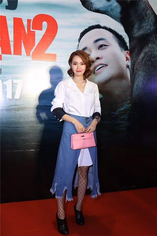 Minh Hằng là ca sĩ có phong độ thời trang khá ổn định nhưng với cách mix áo sơ mi trắng dáng dài với tất lưới và chân váy jean như thế này trông cô thật lôi thôi và quê mùa. Ảnh: 2sao.