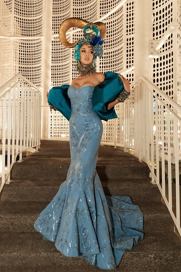 Vũ Ngọc Anh trông thật nặng nề khi chọn phụ kiện độc lạ không giống ai khi tham dự một sự kiện. Ảnh: giadinh.