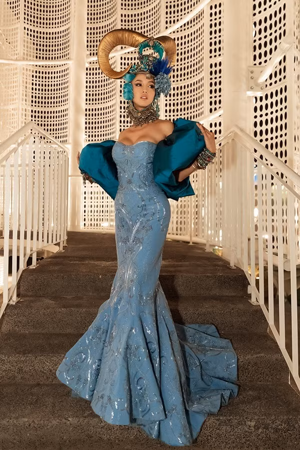 Vũ Ngọc Anh trông thật nặng nề khi chọn phụ kiện độc lạ không giống ai khi tham dự một sự kiện. Ảnh: giadinh.