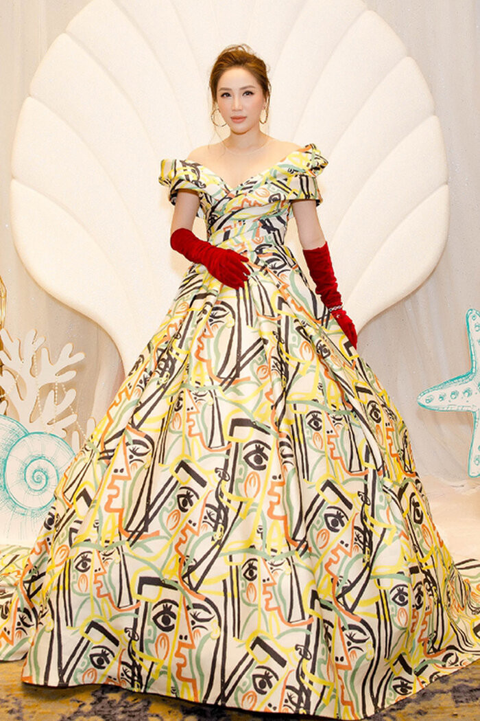 Bảo Thy trông thật nặng nề khi diện chiếc đầm to xòe cùng hai chiếc bao tay to sụ. Ảnh: tintuc.