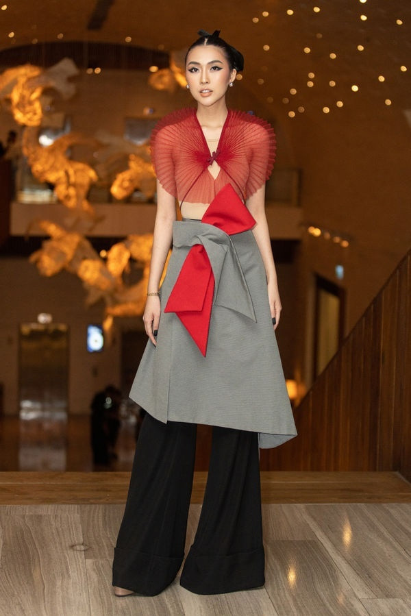 Gương mặt xinh đẹp cũng không thể cứu vớt Tường Linh khỏi danh sách “ thảm họa thời trang” bởi bộ cánh quá tham lam chi tiết nhấn nhá. Ảnh” blogspot.