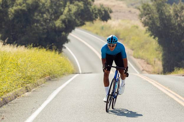 Lợi ích của việc đi xe đạp không chỉ giới hạn ở sức mạnh thể chất mà còn giúp chống lại căng thẳng, trầm cảm và lo lắng. Ảnh: sgtiepthi.