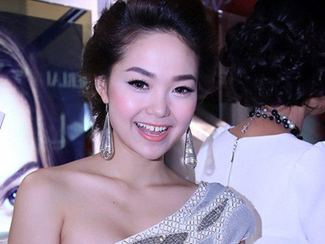 Minh Hằng rất khéo léo khi chọn đôi khuyên tai có màu sắc ton-sur-ton với bộ váy. Ảnh: soha.