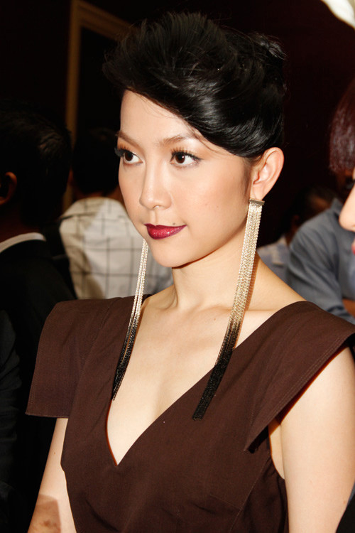 Linh Nga như một quý bà thanh lịch với mẫu khuyên tai dài óng ánh. Ảnh: kenh14