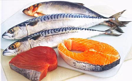 Các loại cá béo như cá hồi, cá thu, cá mòi có chứa nhiều acid béo omega-3 và vitamin D, và cả 2 đều có tác dụng giảm mức độ nghiêm trọng của các triệu chứng viêm khớp. Ảnh: baocantho.